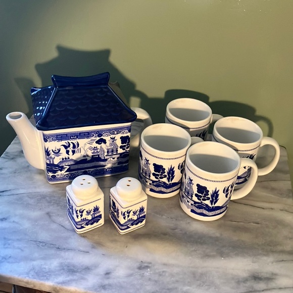 Other - Blue Willow Pagoda Set